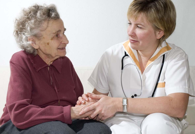 Personne âgée ehpad médecin