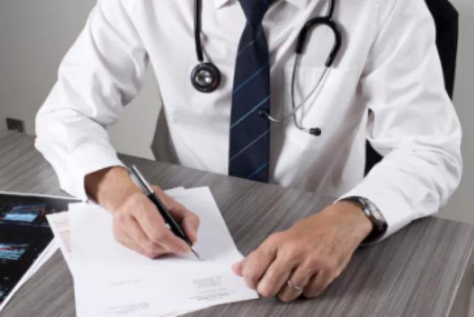 Un homme médecin à son cabinet