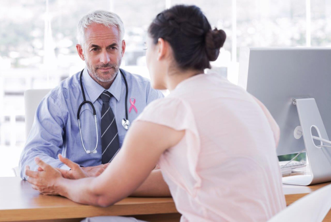 médecin en consultation avec son patient