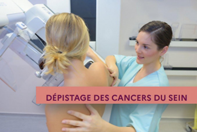 Femme se préparant à passer une mamographie dans le cadre d"un épistage du cancer du sein