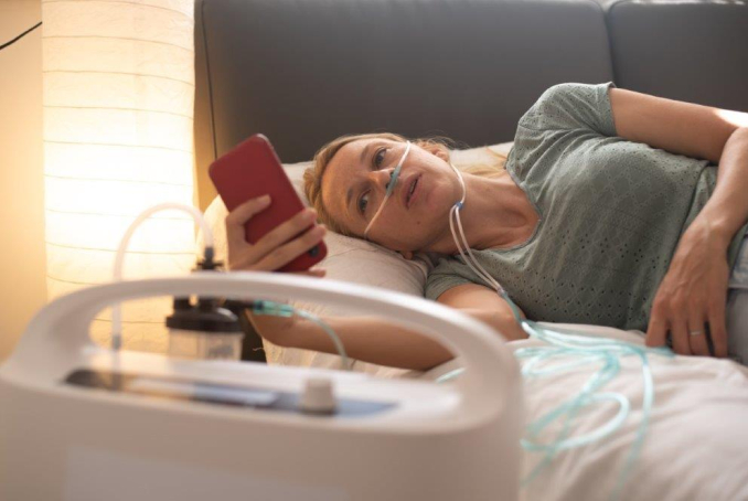 femme à son domicile sous respirateur artificiel