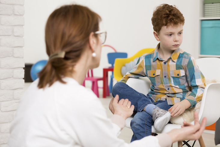 Enfant détournant le regard