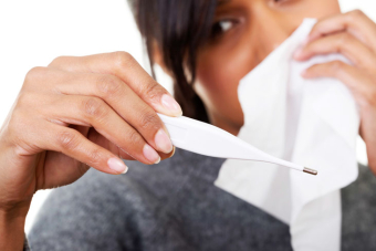 femme malade vérifiant sa température