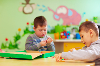 Enfant handicapé en train de jouer