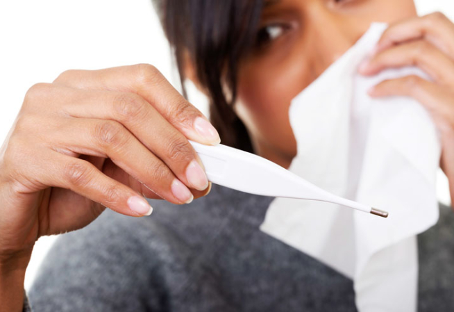 femme malade vérifiant sa température