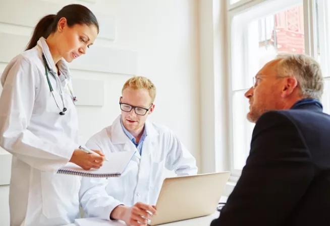 Médecins et patient en entretien