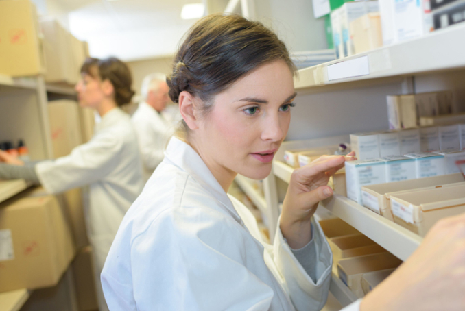 Un professionnel de santé dans une pharmacie