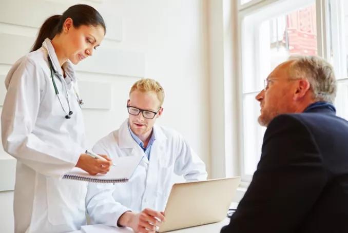 Médecins et patient en entretien