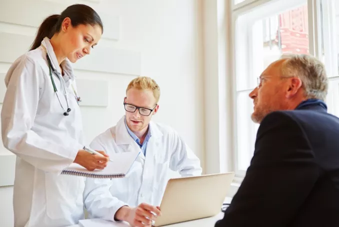 Médecins et patient en entretien