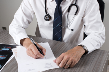 Un homme médecin à son cabinet