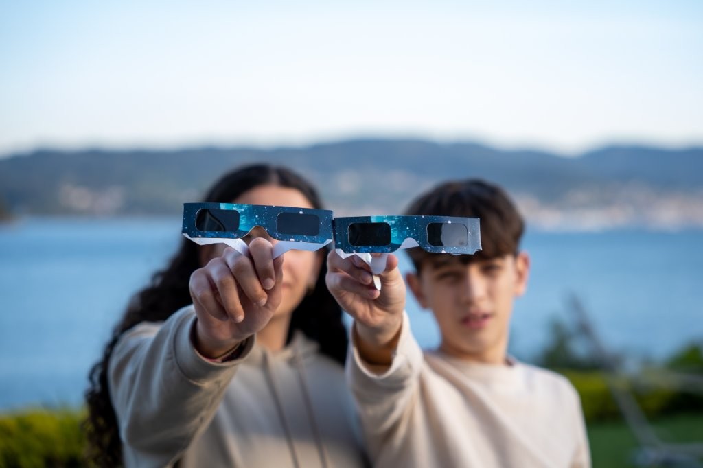 Éclipse solaire du 12 août 2026 : à quelle heure et comment l’observer en toute sécurité ?