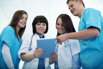 Equipe médecins hôpital