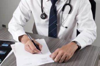 Un homme médecin à son cabinet