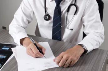 Un homme médecin à son cabinet