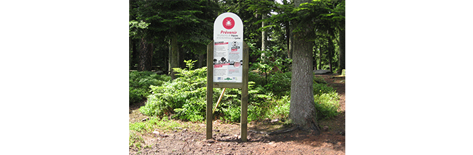 Panneau d'information à l'entrée d'une forêt