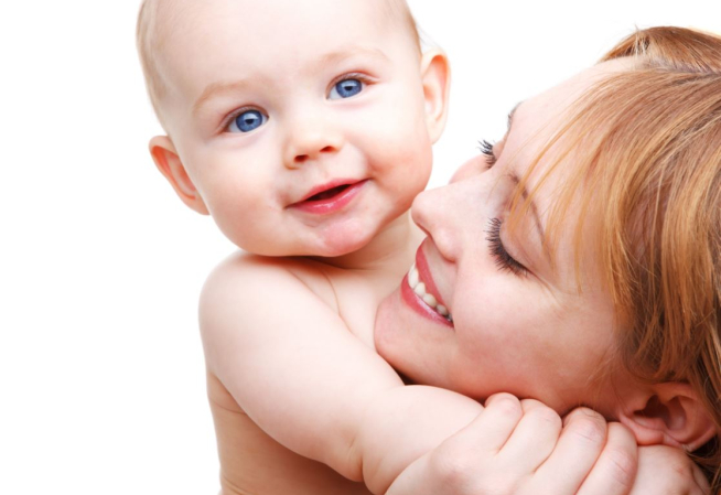 bebe avec sa maman