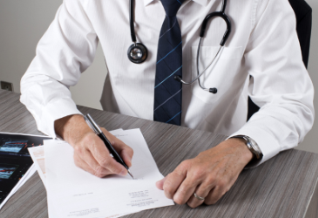 Un homme médecin à son cabinet