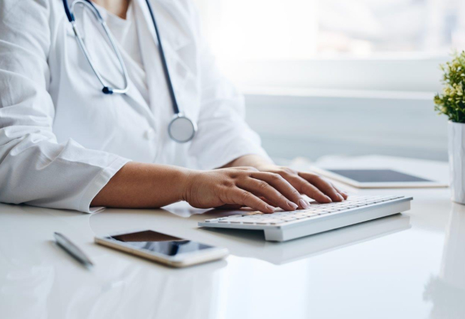 Professionnel santé ordinateur pc en ligne