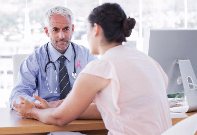 médecin en consultation avec son patient