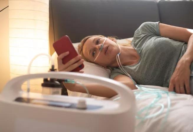 femme à son domicile sous respirateur artificiel